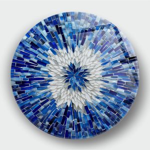 Mavi ve Beyaz Mozaik Çiçeği Cam Tablo