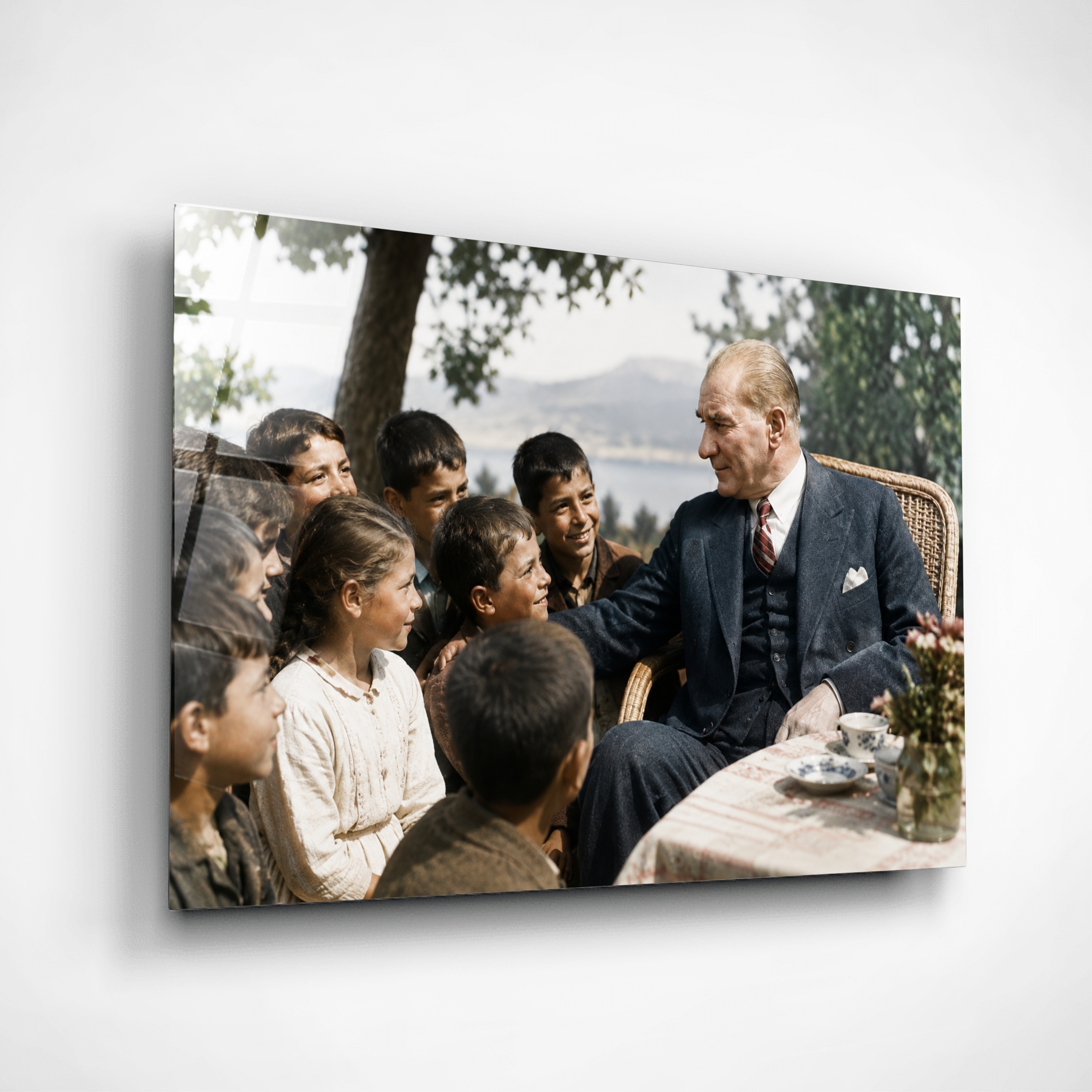 Atatürk ve Çocuklar Cam Tablo – Çerçevesiz UV Baskı - Görsel 3